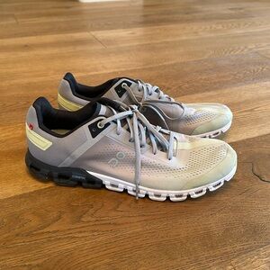 Lightly worn On Cloudflow Men's running shoes size 12